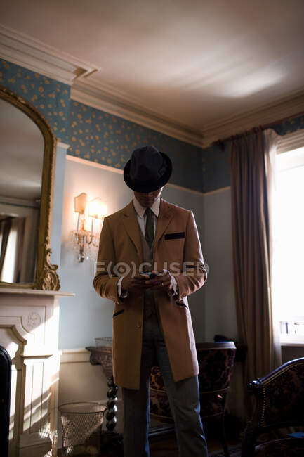 Elegantemente vestido hombre en habitación de hotel - foto de stock