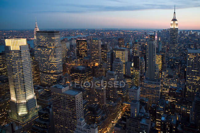 Пташиного польоту Манхеттен міський пейзаж у сутінках — стокове фото