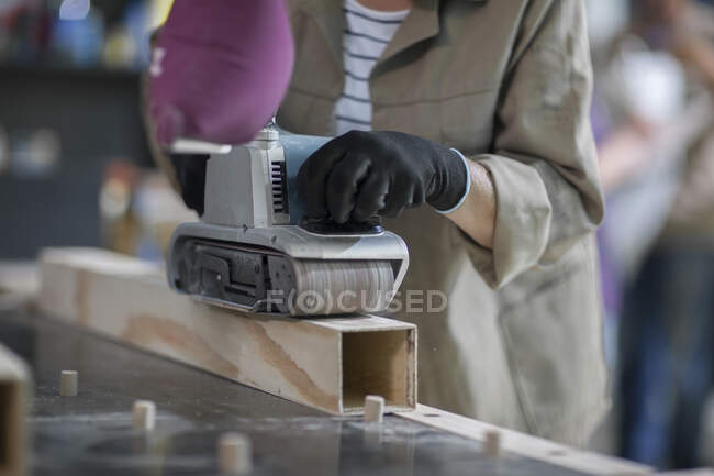 Cape Town, South Africa, woman using sander — Stock Photo