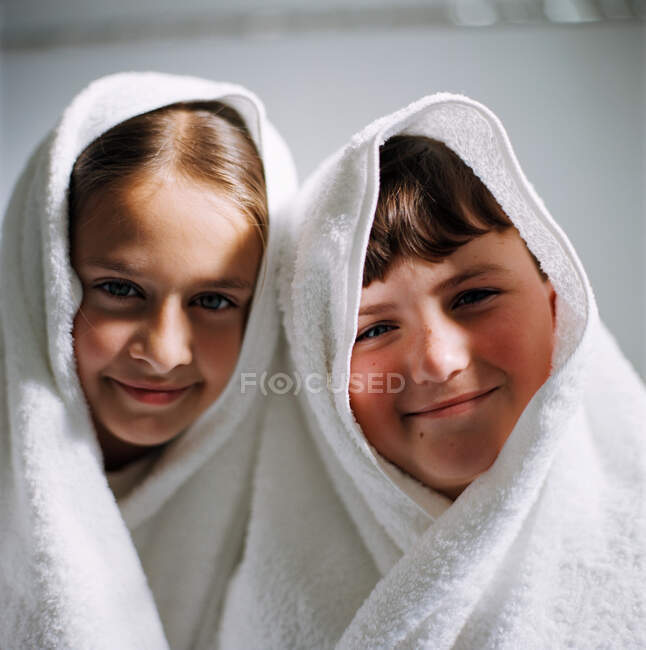 Niños con toallas en la cabeza - foto de stock