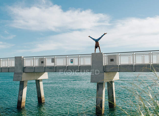 Man doing handstand on bridge, South Pointe Park, South Beach, Miami, Florida, USA — Stock Photo