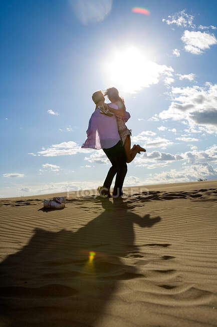 Joyeux couple à la plage — Photo de stock