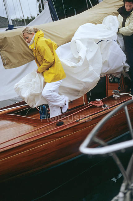 Couple putting sail away — Stock Photo