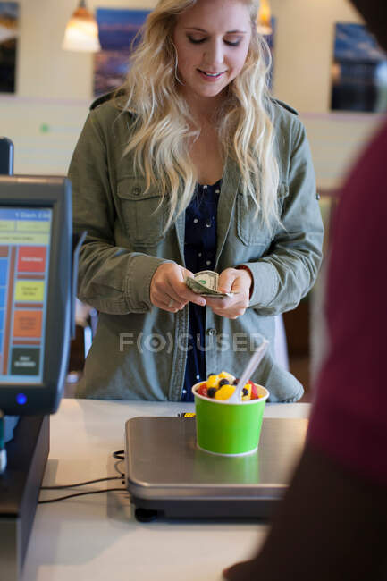 Cliente che paga per frozen yogurt — Foto stock