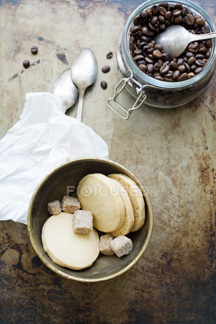 Bodegón con galletas y granos de café - foto de stock