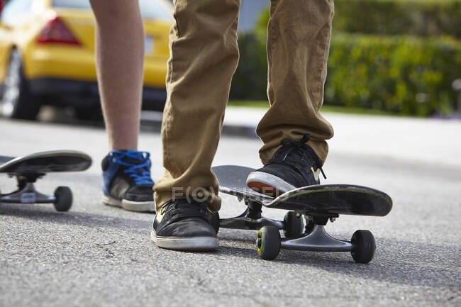Хлопчики скейтбординг, крупним планом — стокове фото