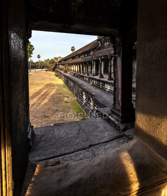 Nascer do sol no pátio exterior do templo em Angkor Wat — Fotografia de Stock