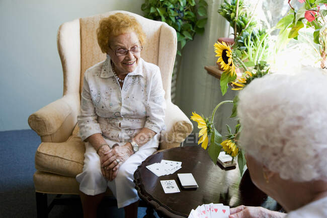 Дві зрілі жінки разом грають у карти. — стокове фото