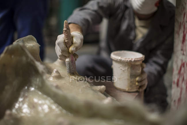 Sculptor in artist studio creating sculpture — Stock Photo