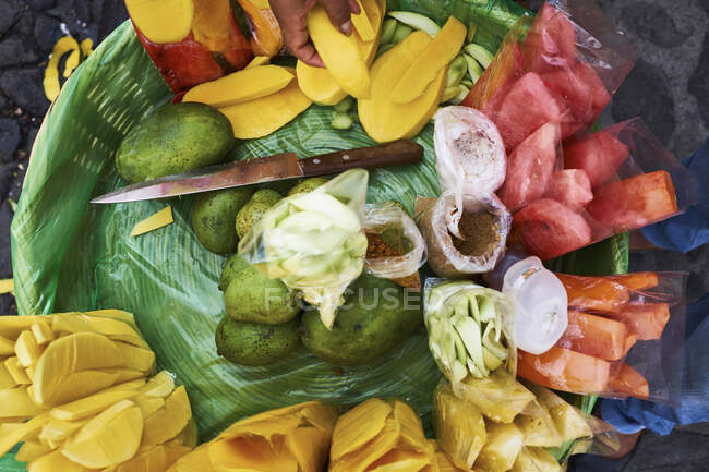 Vista aérea de fruta recién cortada en rodajas en canasta, Antigua, Guatemala - foto de stock