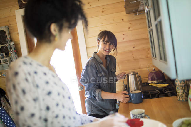 Deux amis dans la cuisine, préparer une boisson chaude — Photo de stock