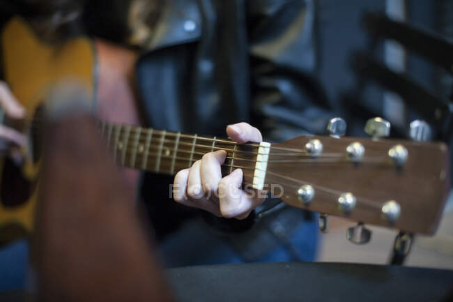 Kapstadt, Südafrika Person mit Gitarre im Tonstudio — Stockfoto