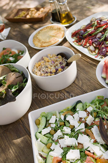 Nourriture méditerranéenne servie sur table à l'extérieur — Photo de stock