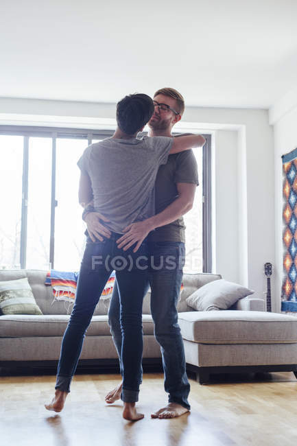 Couple d'hommes à la maison, dansant ensemble, face à face — Photo de stock