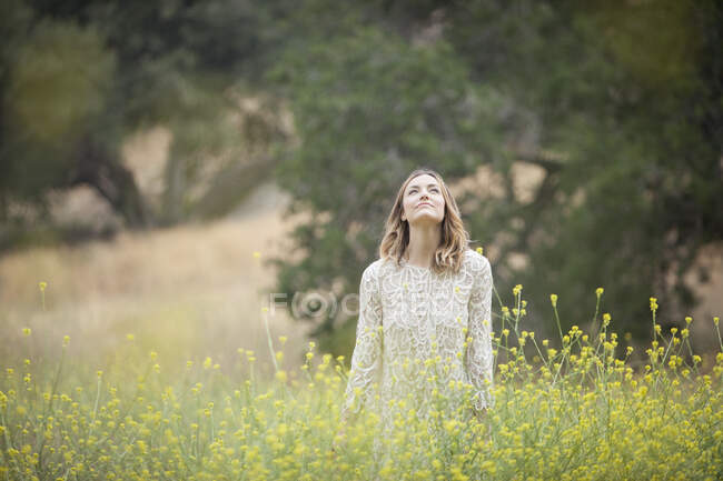Жінка насолоджується свіжим повітрям в парку, Стоні Пойнт, каньйон Топанга, Чатсворт, Лос - Анджелес, Каліфорнія, США — стокове фото