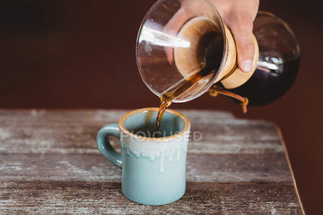 Mann gießt Kaffee aus Filterkaffeemaschine, abgeschnitten Schuss — Stockfoto