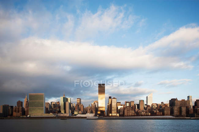 Scenic view of New York City skyline and waterfront — Stock Photo