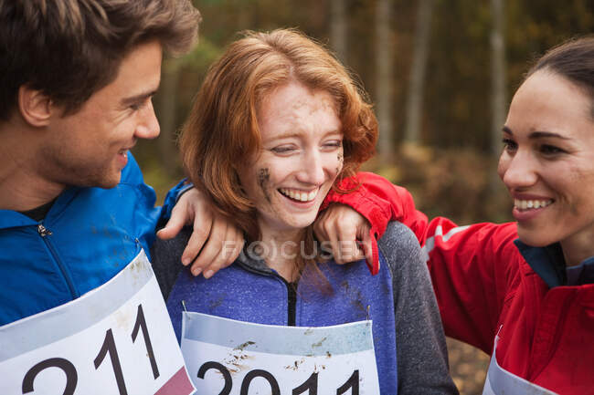 Jóvenes amigos en ropa deportiva sonriendo - foto de stock