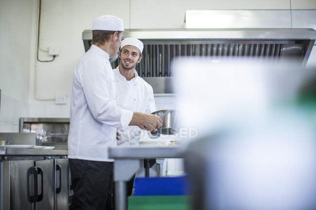 Cape Town, South Africa, Cape Town, South Africa, chef working in kitchen — Stock Photo