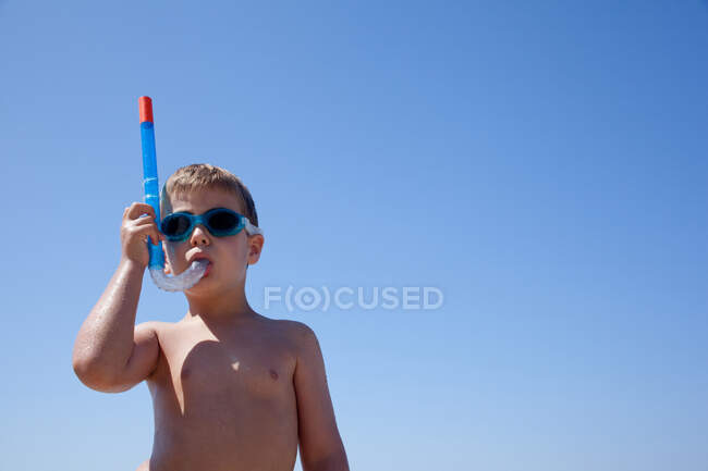Niño con snorkel y gafas - foto de stock