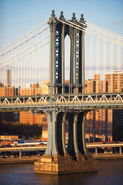 Parte del puente de Manhattan a la luz del sol - foto de stock