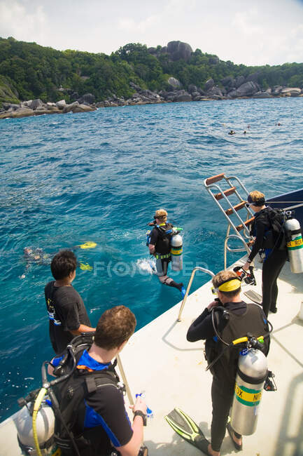 Прыжки с акваланга на похожих островах — стоковое фото