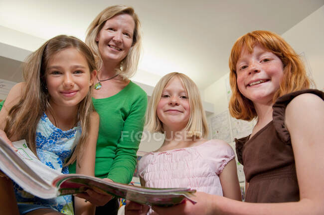 Teacher and students reading — Stock Photo