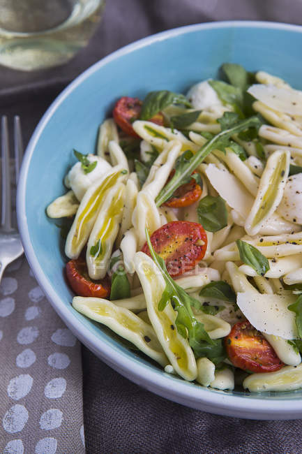 Close up shot of pasta salad with rocket and tomatoes — Stock Photo