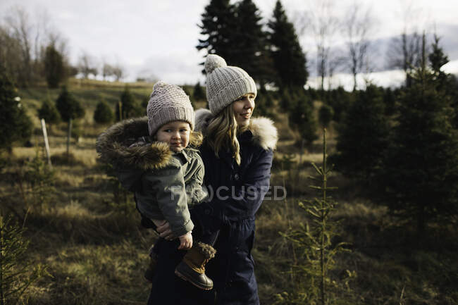 Madre e hija en granja de árboles de Navidad, Cobourg, Ontario, Canadá - foto de stock