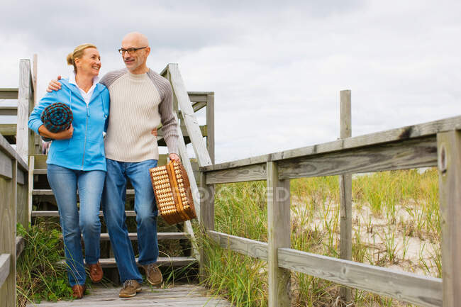 Couple going for picnic — Stock Photo
