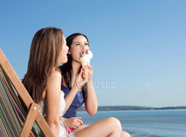 Novias compartiendo helado - foto de stock