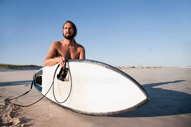 Surfeur sur la plage avec planche de surf — Photo de stock