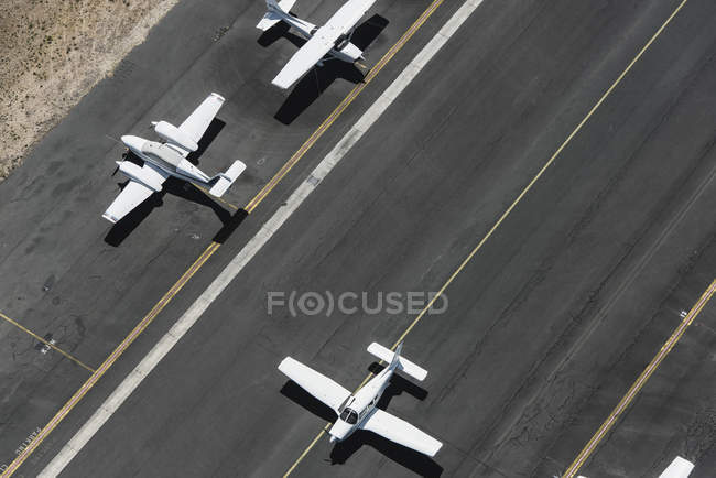 Vista aérea de três aviões na pista do aeroporto — Fotografia de Stock