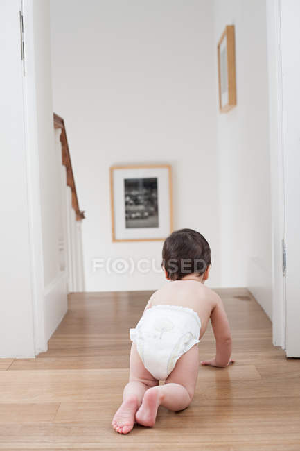 Kleiner Junge krabbelt nahe Treppe — Stockfoto