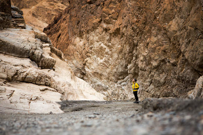 Trekker prenant dans les sites, Death Valley National Park, Californie, États-Unis — Photo de stock