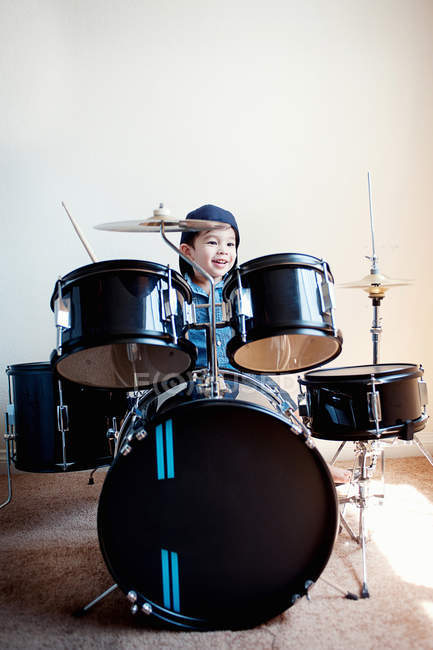 Criança masculina tocando no kit de bateria — Fotografia de Stock