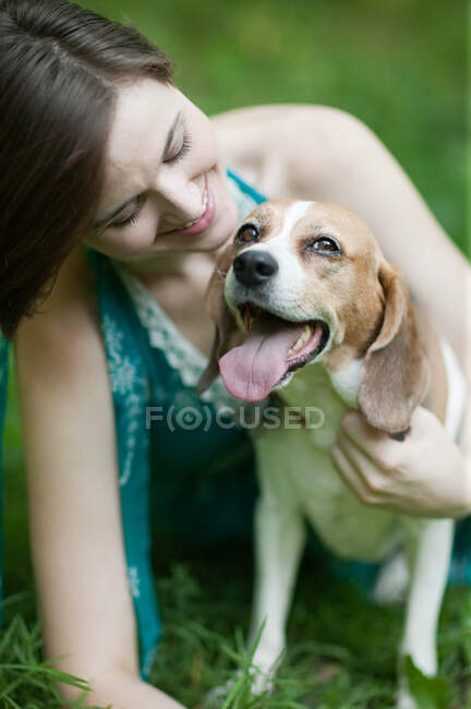Mujer con su mascota beagle - foto de stock