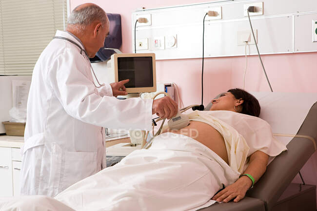 Femme enceinte ayant échographie Scan — Photo de stock