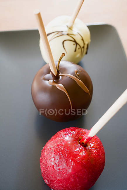 Manzanas de chocolate y toffee - foto de stock