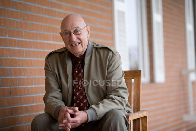 Homme assis sur une chaise, portrait — Photo de stock