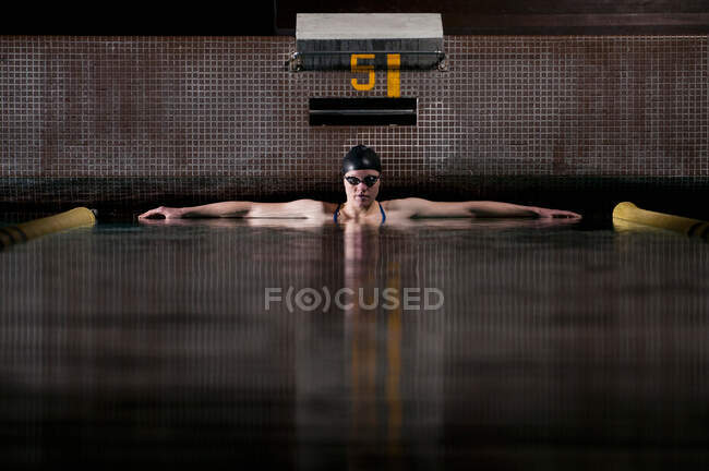 Schwimmerin steht im Schwimmbad — Stockfoto