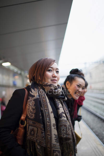 Молодые женщины ждут поезда — стоковое фото