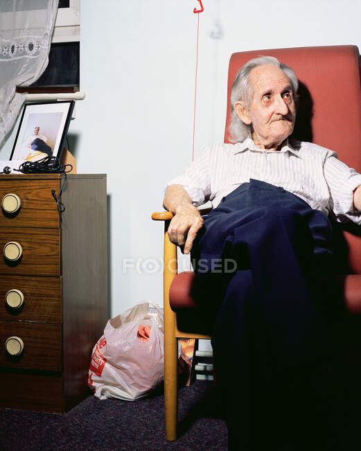 Пожилой человек в кресле — стоковое фото