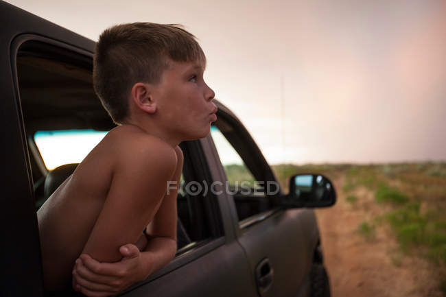 Boys looking out of car window — Stock Photo