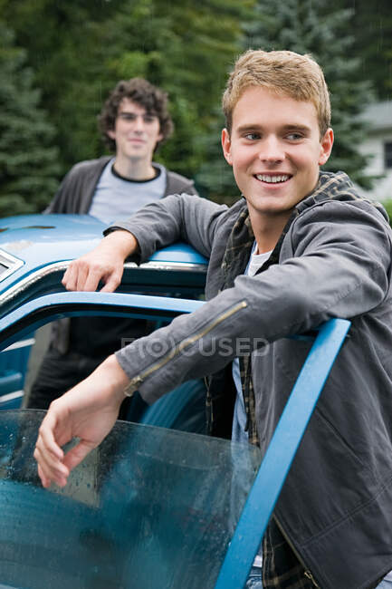 Junge Männer mit dem Auto — Stockfoto