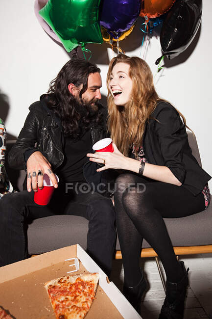Paar sitzt auf Party — Stockfoto
