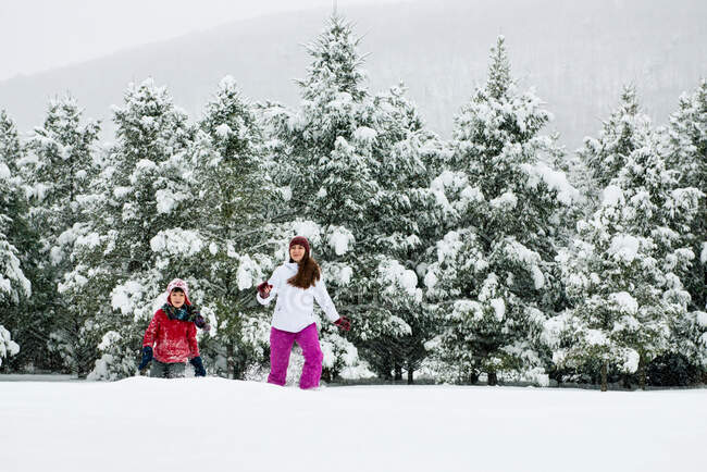 Children playing in snow — Stock Photo