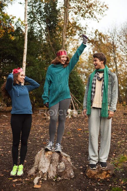 Jóvenes amigos en el bosque celebrando el éxito - foto de stock
