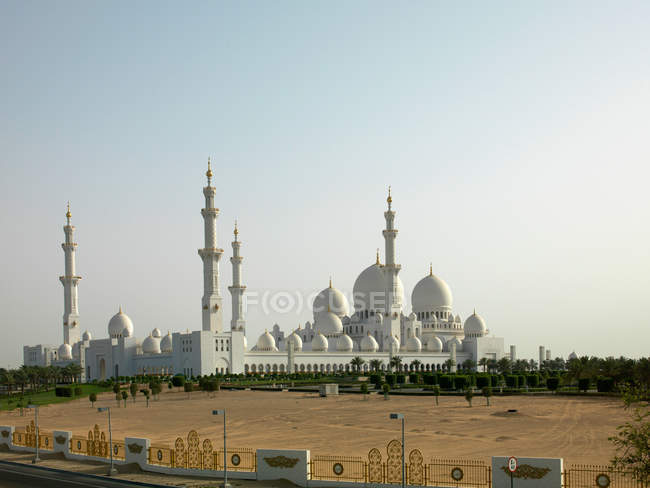 Gran Mezquita con cúpulas y torres - foto de stock