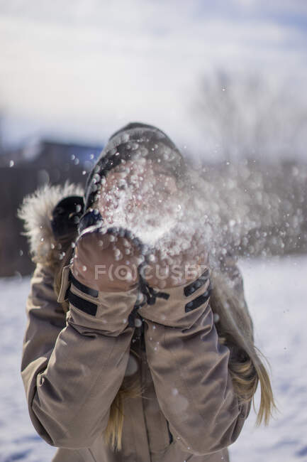 Menina loira bonita jogando na neve, Montreal, Quebec, Canadá — Fotografia de Stock